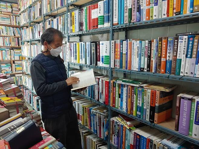 보수동 책방골목에서 42년 동안 대우서점을 운영하던 김종훈 사장은 지난해 여름 전남 구례군으로 터를 옮겨 카페 겸 헌책방 ‘섬진강 책사랑방’을 열었다. 김 사장이 지난 6일 이곳에서 책을 찾고 있다. 구례/조혜정 기자