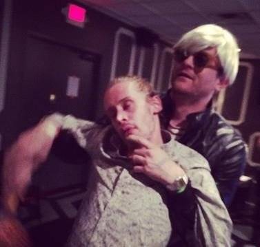 2014년 자신의 사망설이 돌자, 맥컬리 컬킨이 "지금 록밴드 순회 공연 중"이라고 알리며 자신의 트위터에 올린 익살스러운 사진. [맥컬리 컬킨 트위터]