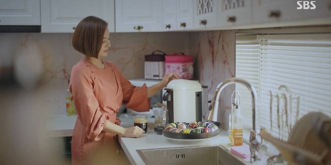 ▲사진=‘펜트하우스’에 사는 오윤희(유진)도 캡슐커피머신을 이용한다. SBS