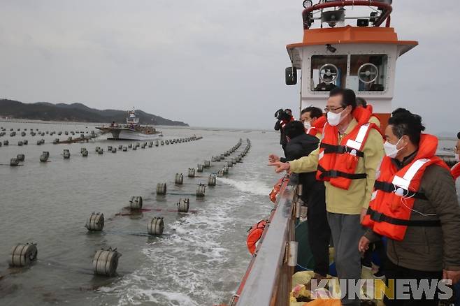 ▲ 박준영 해양수산부 차관은 지난 15일 오후 신안군 자은면 양산해수욕장과 욕지어촌계 김 양식장 괭생이모자반 피해 상황을 점검하고, 대책 마련을 약속했다.[사진=신안군]