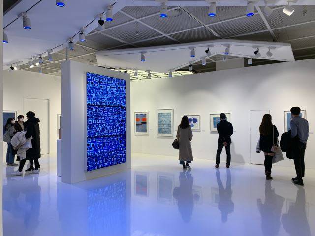 롯데백화점 잠실점 에비뉴얼 아트홀 ‘유니버스_환기_1-Ⅰ-21 롯데미디어프로젝트' 전시 전경.  갤러리 제공