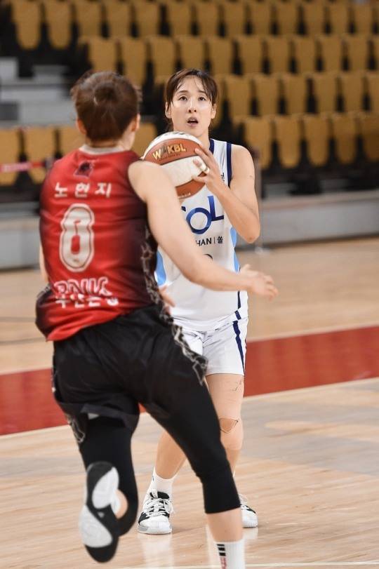 16일 경기에서 슛을 시도하는 신한은행 김단비. 
[WKBL 제공]