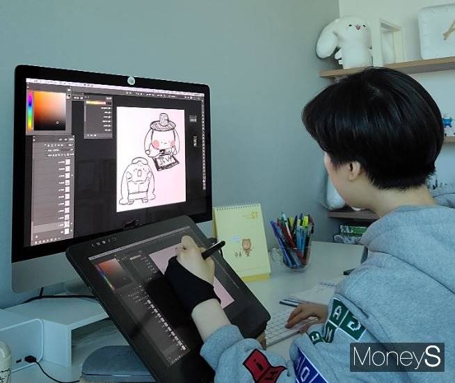 캐릭터 '망붕이'를 그리는 EB 작가의 뒷모습.  /사진제공=카카오 이모티콘