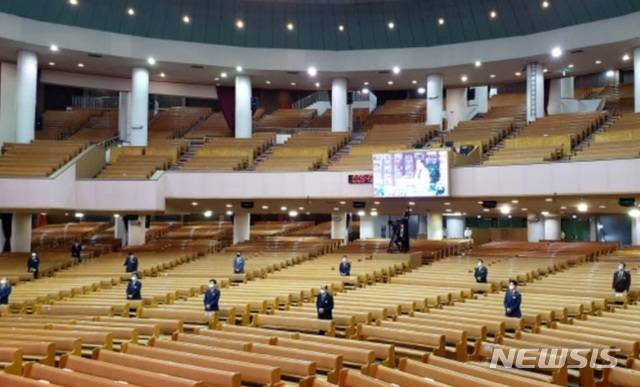 [서울=뉴시스]교회 거리두기 예배. (사진 = 한교총 제공) 2020.09.18.photo@newsis.com