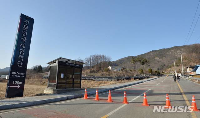 [상주=뉴시스] 이무열 기자 = 코로나19 확산 진원지로 떠오른 경북 상주 BTJ열방센터에서 관계자들이 출입을 통제하고 있다. 2021.01.14. lmy@newsis.com