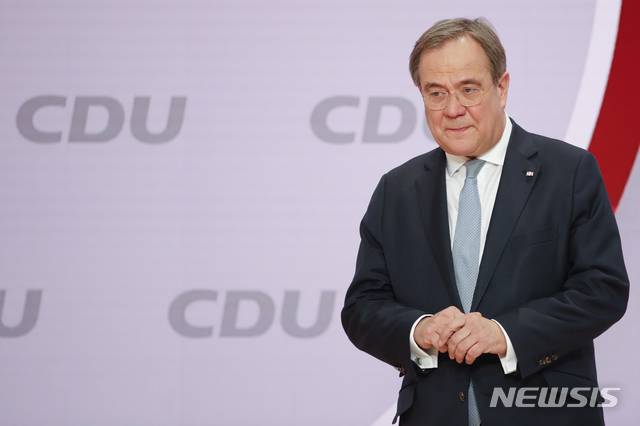 [베를린= AP/뉴시스] 독일 집권여당인 기독민주당(CDU) 대표로 16일(현지시간) 선출된 아르민 라셰트가  베를린의 디지털 당대회를 마친 뒤 연단에서 인사하고 있다. 그는 앙겔라 메르켈 이후 그의 실용주의적 노선을 잇는 후계자로 3파전의 팽팽한 접전 끝에 2차 투표에서 당대표로 선출되었다.