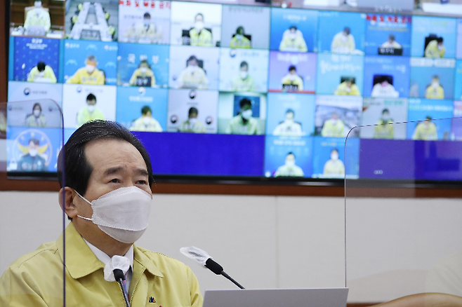 정세균 국무총리가 휴일인 16일 오전 정부서울청사에서 열린 신종 코로나바이러스 감염증(코로나19) 대응 중앙재난안전대책본부(중대본) 회의를 주재하고 있다. 연합뉴스