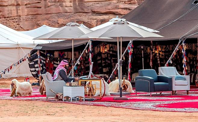 모하메드 빈 살만 사우디아라비아 왕세자가 북서부 알룰라 사막에 세운 임시 사무실에서 일하는 모습을 공개했다 사진 AFP 연합뉴스