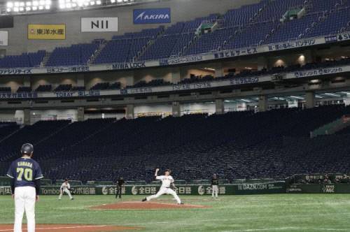 지난 3월 일본 프로야구 요미우리-야쿠르트의 시범경기가 무관중 경기로 열리고 있다. 도쿄 | EPA 연합뉴스
