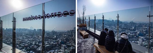 야외 파크에서 탁 트인 홍대 도심 풍경을 즐길 수 있다.  [박해윤 기자]