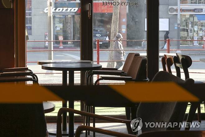 '카페 홀 영업 금지' 앉을 수 없는 자리 지난 5일 서울 강동구 천호동 한 커피전문점에서 좌석 이용이 금지되고 있다. [연합뉴스 자료사진]