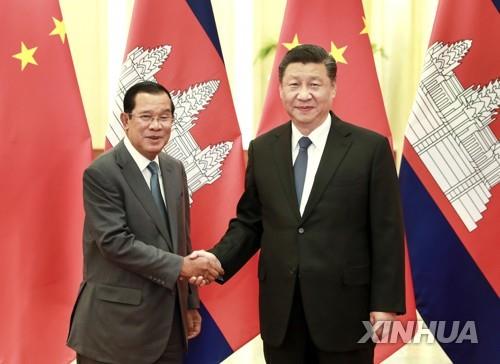 시진핑 中 국가주석(오른쪽)과 훈센 캄보디아 총리(자료사진) [신화=연합뉴스]