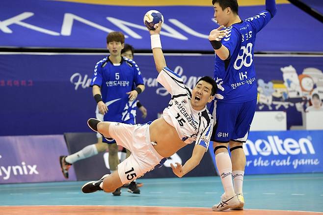 두산 김동명이 16일 인천도시공사를 상대로 넘어지며 슛을 시도하고 있다. [대한핸드볼협회 제공. 재판매 및 DB 금지]