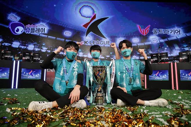 eK리그 초대 챔피언에 등극한 안산그리너스 선수단. 한국e스포츠협회 제공