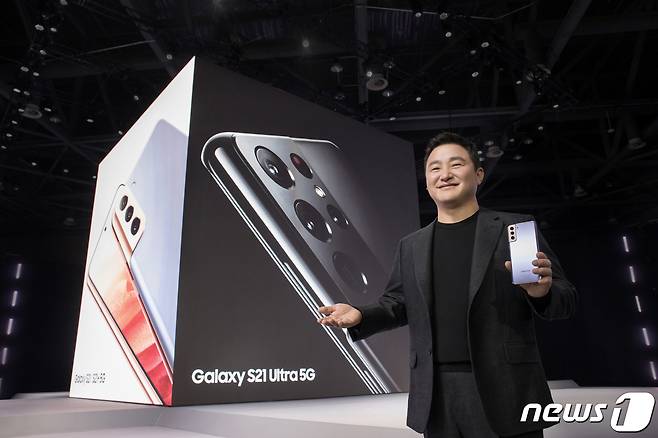 노태문 삼성전자 무선사업부장 사장이 15일 온라인으로 열린 '삼성 갤럭시 언팩 2021'에서 '갤럭시 S21' 시리즈를 소개하고 있다.  (삼성전자 제공) 2021.1.15/뉴스1 © News1 박지혜 기자
