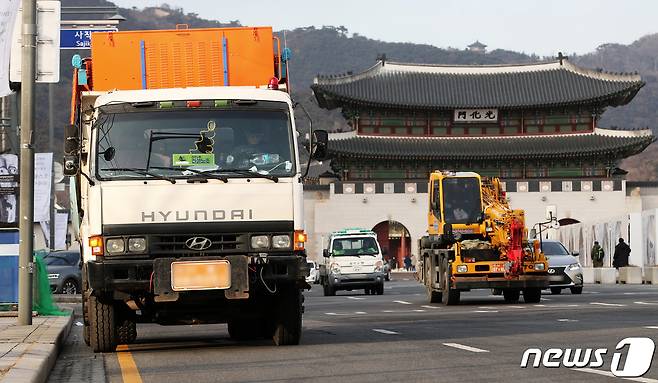 대설 예비특보가 발령된 17일 오후 서울 종로구 광화문광장 인근에 제설차량이 비상 대기하고 있다. 서울시는 이날 대설 예비특보가 발표됨에 따라 시와 산하 자치구·유관기관 등이 제설 비상근무에 돌입하고 제설 1단계를 발령, 제설차량과 장비를 전진 배치했다. 2021.1.17/뉴스1 © News1 오대일 기자