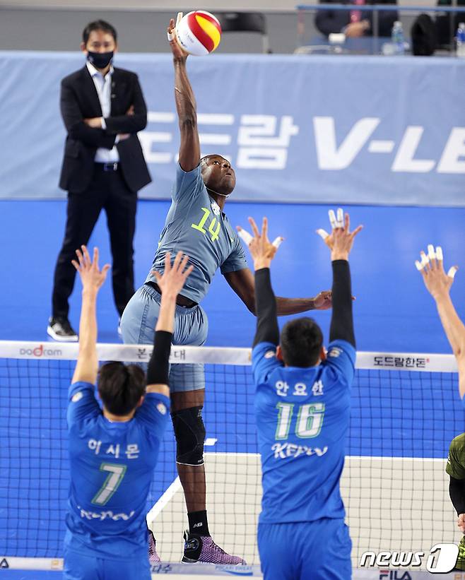 17일 충남 천안 유관순체육관에서 열린 도드람 2020-2021 V-리그 현대캐피탈과 한국전력의 경기에서 현대캐피탈 다우디가 공격을 시도하고 있다.(현대캐피탈 배구단 제공) 2021.1.17/뉴스1 © News1 민경석 기자