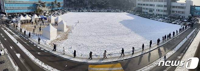 13일 경기도 수원시 팔달구 경기도청에서 공무원들이 신종 코로나바이러스 감염증(코로나19) 검사를 받기 위해 줄을 길게 서 있다. . (파노라마 촬영) 2021.1.13/뉴스1 © News1 이재명 기자