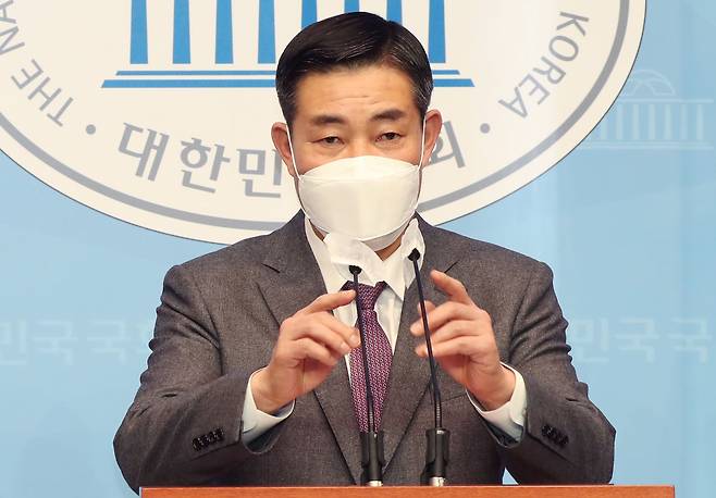 [서울=뉴시스]김진아 기자 = 신원식 국민의힘 의원이 13일 오후 국회 소통관에서 기자회견을 열어 대북 안보·국방 정책의 근본적인 전환을 촉구하고 있다. (공동취재사진) 2021.01.13. photo@newsis.com