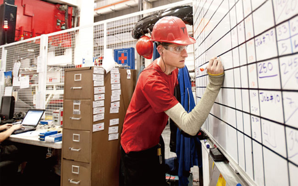 미국 캘리포니아주 프리몬트에 있는 테슬라 공장 ‘기가 팩토리’에서 직원이 일하고 있다. / 블룸버그