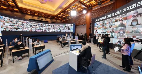 문재인 대통령 신년 기자회견을 하루 앞둔 17일 청와대 춘추관 기자회견장에서 탁현민 의전비서관 등 청와대 관계자들과 출입기자들이 리허설을 하고 있다./연합뉴스