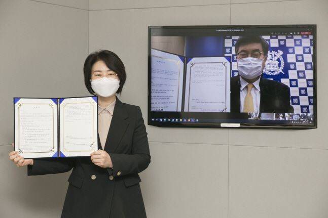 이미희 KT Cloud·DX사업본부장(왼쪽)이 차국헌 서울대 공과대학장(화학생물공학부 교수)와 서울대학교 아카데미 프로그램을 추진을 위해 비대면 방식의 서면 협약을 체결한 뒤 기념촬영을 하고 있다.ⓒKT
