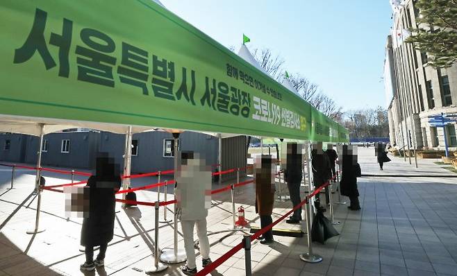 2020년 12월 17일 오후 서울 중구 태평로 시청 앞 서울광장에 마련된 신종 코로나바이러스 감염증(코로나19) 임시 선별검사소에서 시민들이 검사를 받기 위해 차례를 기다리고 있다. 연합뉴스 제공