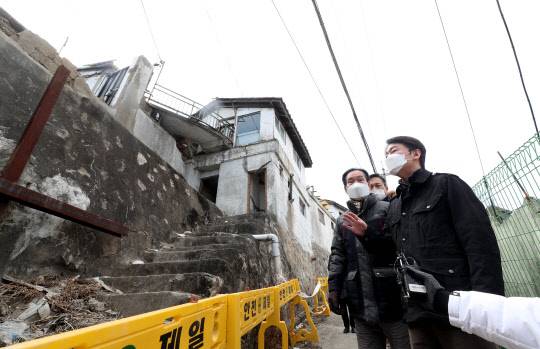 안철수 국민의당 대표가 17일 도시 정비구역으로 지정된 서울 종로구 사직 2구역을 방문한 모습. 연합뉴스.