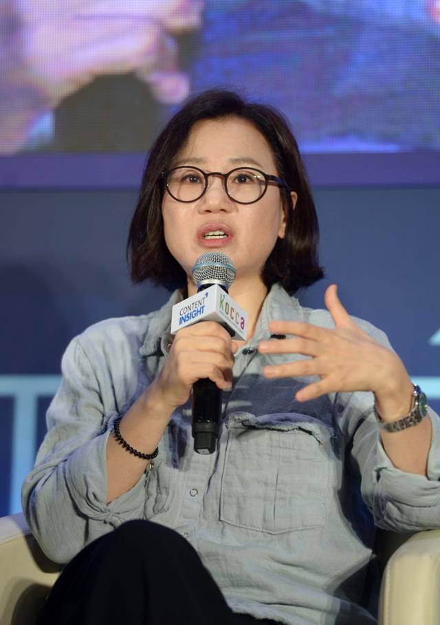 김은숙 작가가 2017년 서울 동대문구 회기로에 위치한 한국콘텐츠진흥원 콘텐츠인재캠퍼스에서 열린 공개 세미나 '콘텐츠 인사이트 우리들의 드라마 신(Scene) 세계'에서 질문에 답하고 있다. 한국일보 자료사진