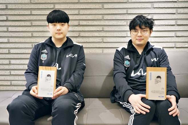 e스포츠 명예의 전당에 헌액된 김건부, 조건희 선수의 모습. [사진=한국e스포츠협회]