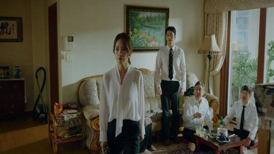 카카오TV 드라마 '며느라기'. 큰며느리 정혜린이 부당한 명절 풍경에 반기를 드는 장면이다. [사진 카카오M]