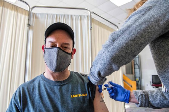 미 매사추세츠주에서 백신 접종이 진행되고 있다. [AFP=연합뉴스]