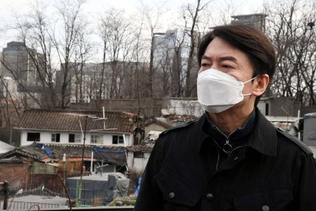 서울시장 보궐선거 출마를 선언한 안철수 국민의당 대표가 17일 서울 종로구 사직 2구역 재개발지역을 방문, 조합관계자의 애로사항을 경청하고 있다. 사진=연합뉴스