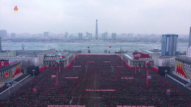 북한 주민과 군인들이 평양 김일성광장에서 8차 당대회 결정 사항 관철 의지를 다지는 군민연합대회를 열었다고 17일 조선중앙TV가 보도했다. 조선중앙TV화면캡처/연합뉴스