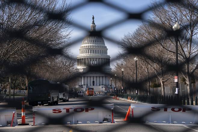 조 바이든 미국 대통령 취임식을 앞두고 미 연방의회 의사당이 16일(현지시간) 보안 철조망으로 둘러싸여 있다. AP｜연합뉴스
