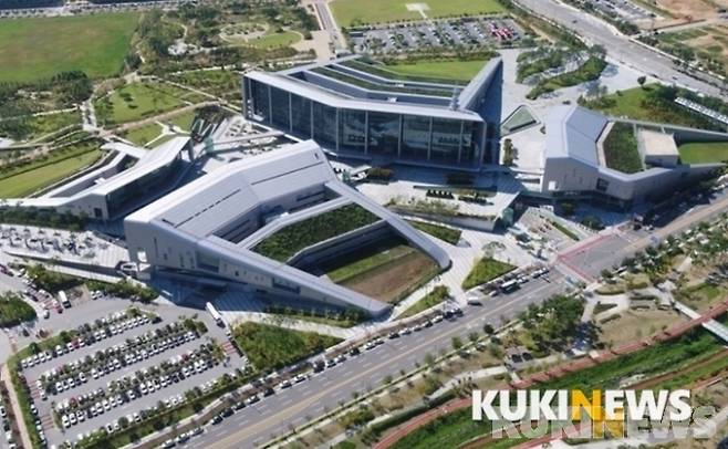 충남도청사 전경.