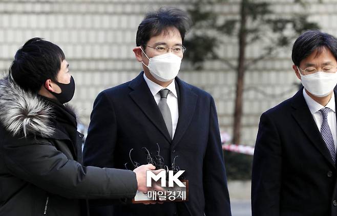 이재용 삼성전자 부회장이 지난해 12월 30일 오후 서초구 서울고등법원에서 열리는 `국정농단` 사건 파기환송심 속행 공판에 출석하기 위해 법정으로 향하고 있다. 2020.12.30. [이승환 기자]