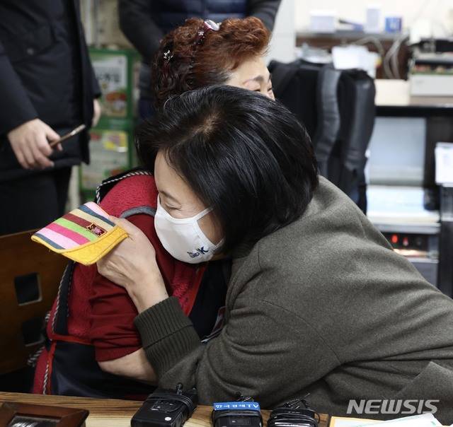 박영선 중소벤처기업부 장관이 이달 14일 오후 소상공인 버팀목자금 수령 현장점검차 서울 노원구 공릉 도깨비시장을 방문해 신종 코로나바이러스 감염증(코로나19)로 어려움을 겪는 상인을 위로하며 포옹하고 있다. / 사진제공=뉴시스