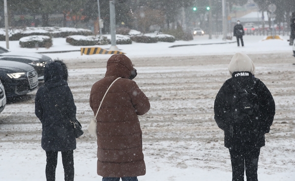 월요일(18일) 오전까지 많은 눈이 내릴 것으로 예보됐다. 사진은 제주시 노형오거리에서 시민들이 눈 쌓인 도로를 걷는 모습. /사진=뉴스1