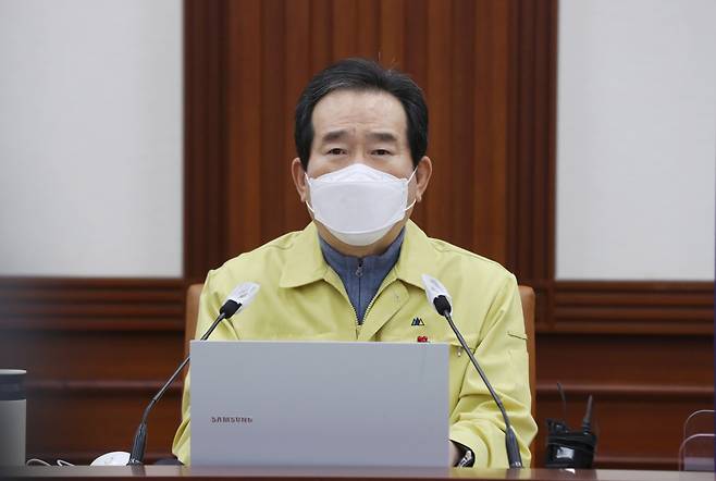정세균 국무총리가 17일 오후 정부서울청사에서 열린 코로나19 대응 중앙재난안전대책본부회의를 주재하고 있다. ［연합］
