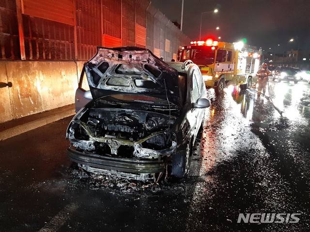 [부천=뉴시스] 김동영 기자 = 17일 오후 5시49분께 경기 부천 원종동 경인고속도로 갓길에서 레조 승용차에서 불이나 30여분 만에 진화됐다. 2021. 1.17. (사진=부천소방서 제공)