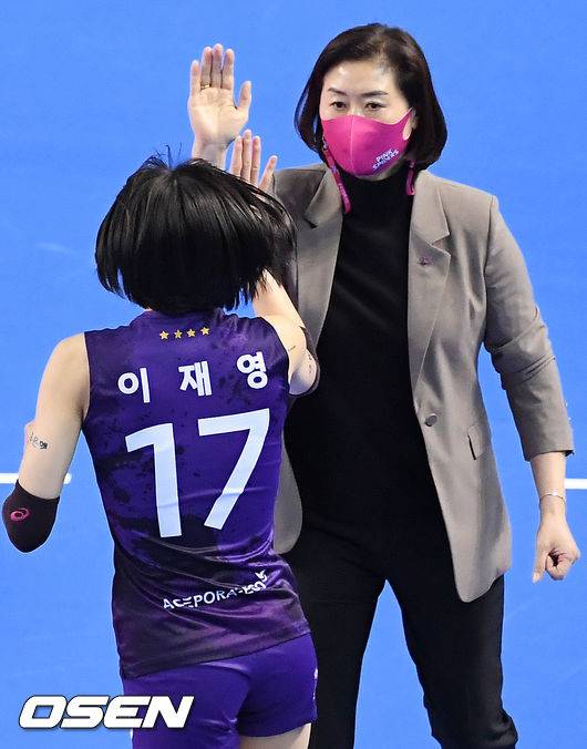 [OSEN=화성, 민경훈 기자]1세트 흥국생명 이재영이 공격에 성공한 후 박미희 감독과 하이파이브를 하고 있다./ rumi@osen.co.kr