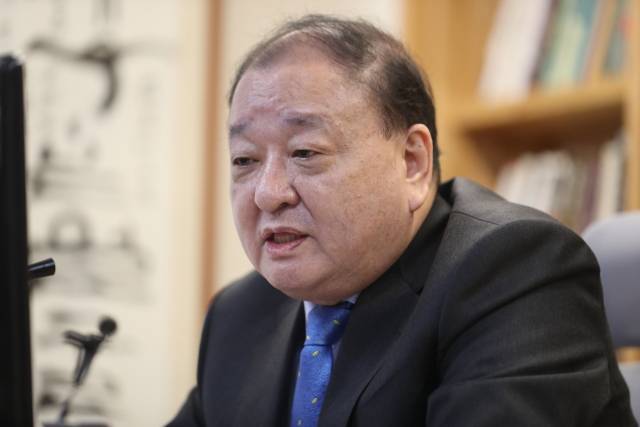 ▲ 강창일 신임 주일대사가 17일 오후 서울 서초구 양재동 역사디자인연구소에서 열린 온라인 기자간담회에서 취재진 질문에 답하고 있다. ⓒ연합뉴스