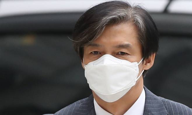 조국 전 법무부장관이 지난해 11월 20일 오후 공판에 출석하기 위해 서울 서초구 서울중앙지방법원으로 들어서고 있다. 뉴시스