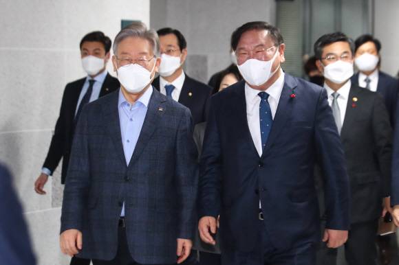 당정협의 참석하는 이재명 지사 - 더불어민주당 김태년(오른쪽) 원내대표와 이재명(왼쪽) 경기지사가 14일 국회 의원회관에서 열린 군사시설 보호구역 해제 및 완화 당정 협의에 참석하고자 회의장으로 가고 있다.김명국 선임기자 daunso@seoul.co.kr