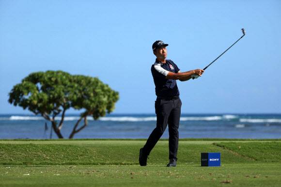 재미교포 케빈 나(나상욱)가 17일(한국시간) 미국 하와이 와이알레이 컨트리클럽에서 열린 미국프로골프(PGA) 투어 소니오픈 3라운드 17번홀 티잉그라운드에서 티샷한 뒤 타구를 바라보고 있다. 이날만 9언더파를 기록한 케빈 나는 합계 16언더파로 선두 브렌던 스틴(미국·18언더파)을 2타차로 추격했다.하와이 게티/AFP 연합뉴스