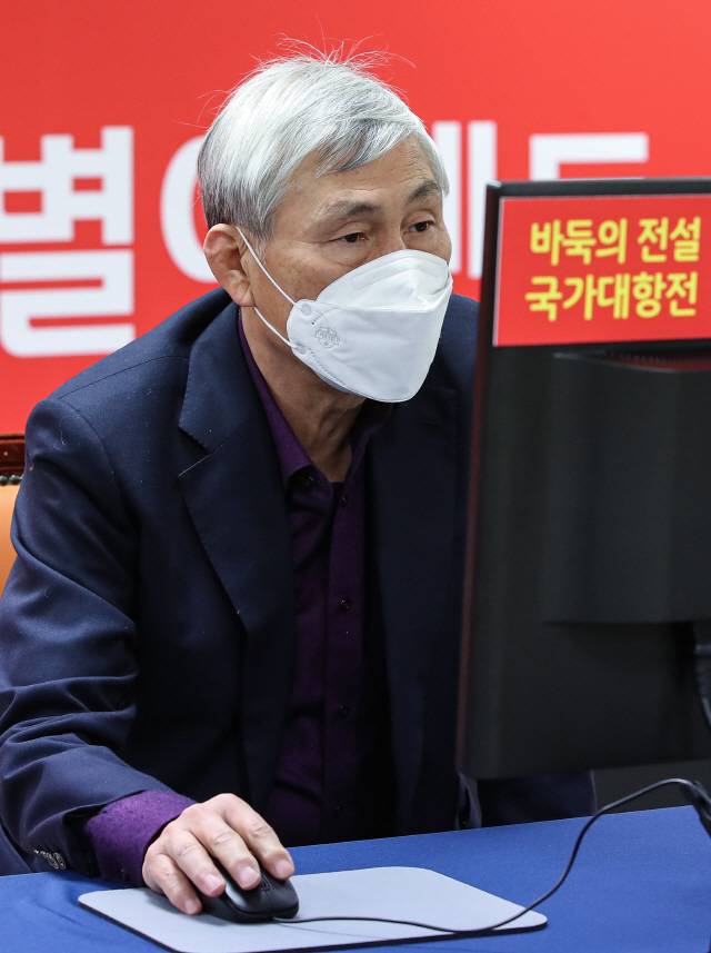 지난 15일 오후 서울 성동구 한국기원에서 열린 바둑의 전설 국가대항전-제22회 농심 신라면배 세계바둑최강전 특별이벤트에 출전한 조훈현 9단이 중국 창하오 9단과 온라인으로 대국하고 있다./연합뉴스