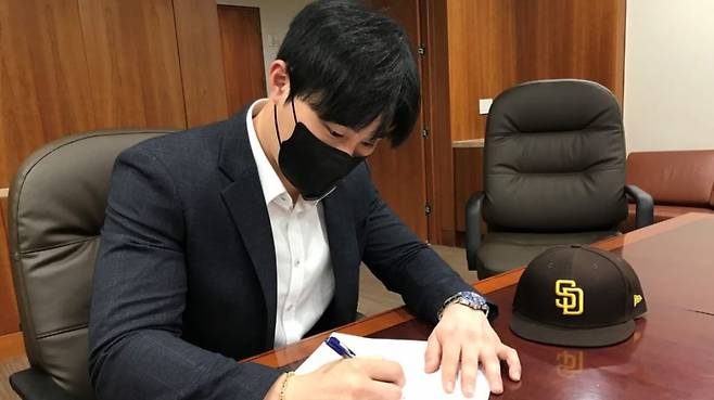 ▲ 샌디에이고와 계약서에 사인하는 김하성. ⓒ MLB.com 홈페이지