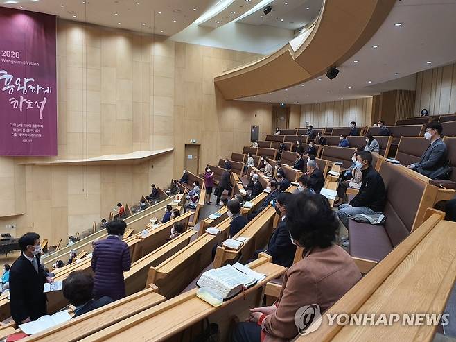 '사회적 거리' 지키며 주말 예배 [촬영 권희원]