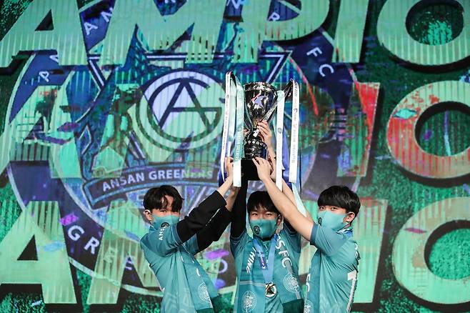 트로피 들어 올리는 안산 '축구게임' 선수들 [한국프로축구연맹 제공. 재판매 및 DB 금지]